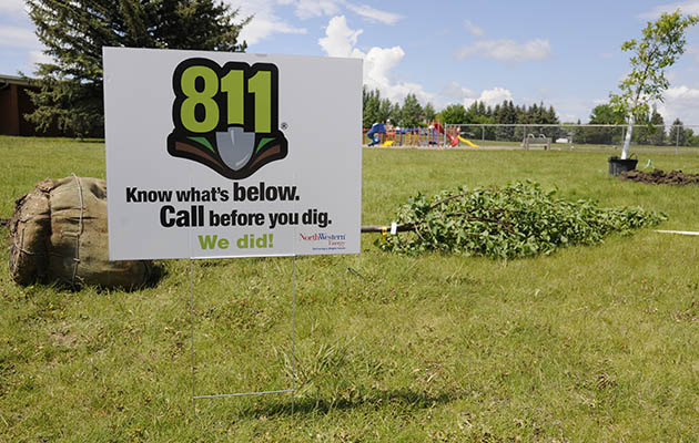 A sign reminding people to call 811 before any digging project.